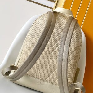 Alternative view of 【p680 Chip】M22503 Mint Green  M11625 M57079 Black M59325 Gray M21362 Dark Green The new Aerogram backpack redefines contemporary style with refined elegance.Crafted from supple calfskin reminiscent of vintage aerogram paper, it features a matte metal logo. The main compartment and front flap pocket offer ample space for weekend getaways or urban exploration. Dimensions: 43 x 30 x 14 cm. 168650